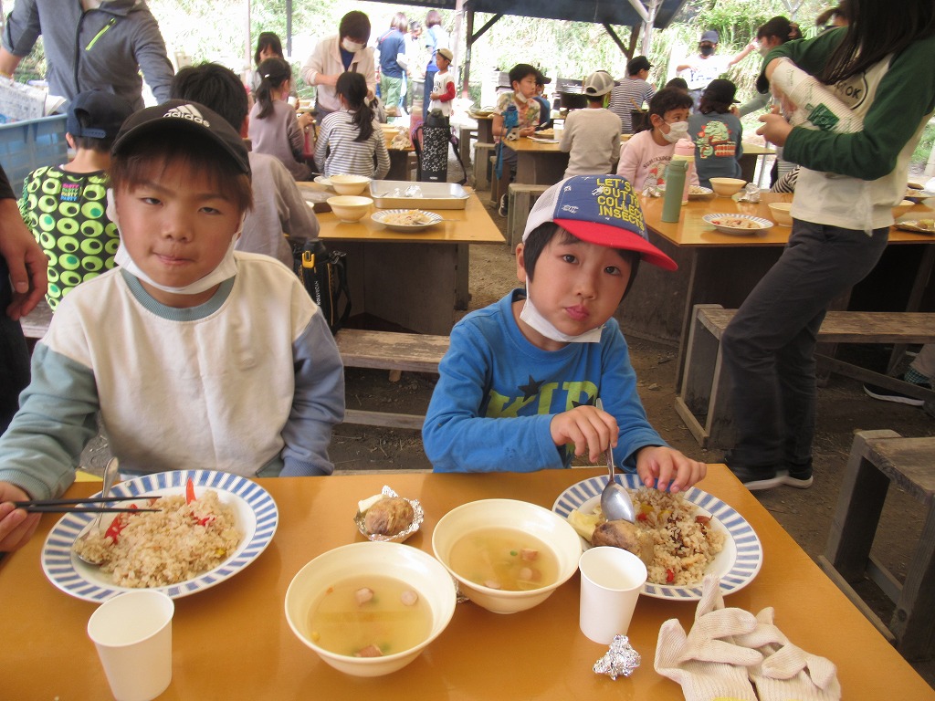 パエリアを食べる