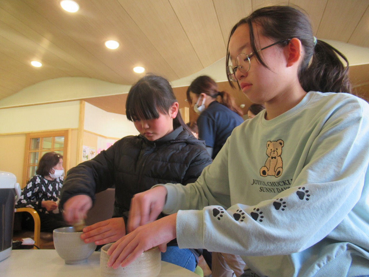 子ども　お茶をたてる様子