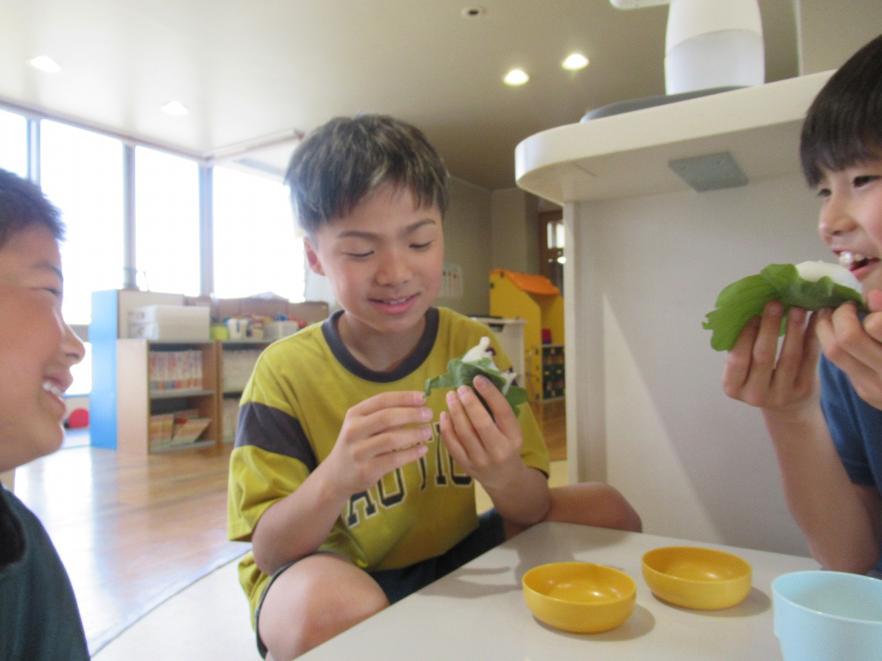 子ども　柏餅　食べている様子