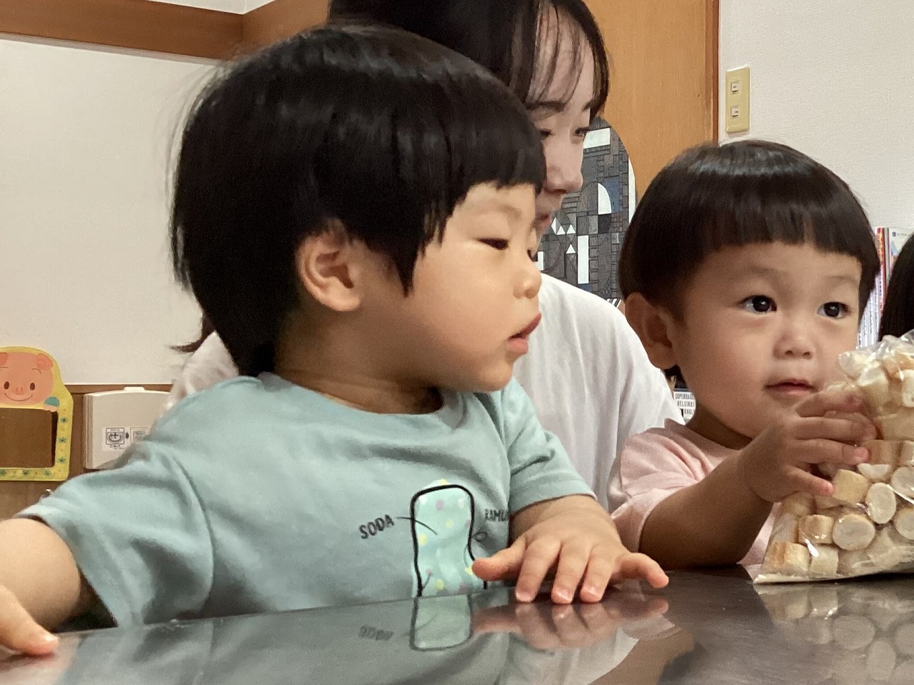 お麩に触れてみる