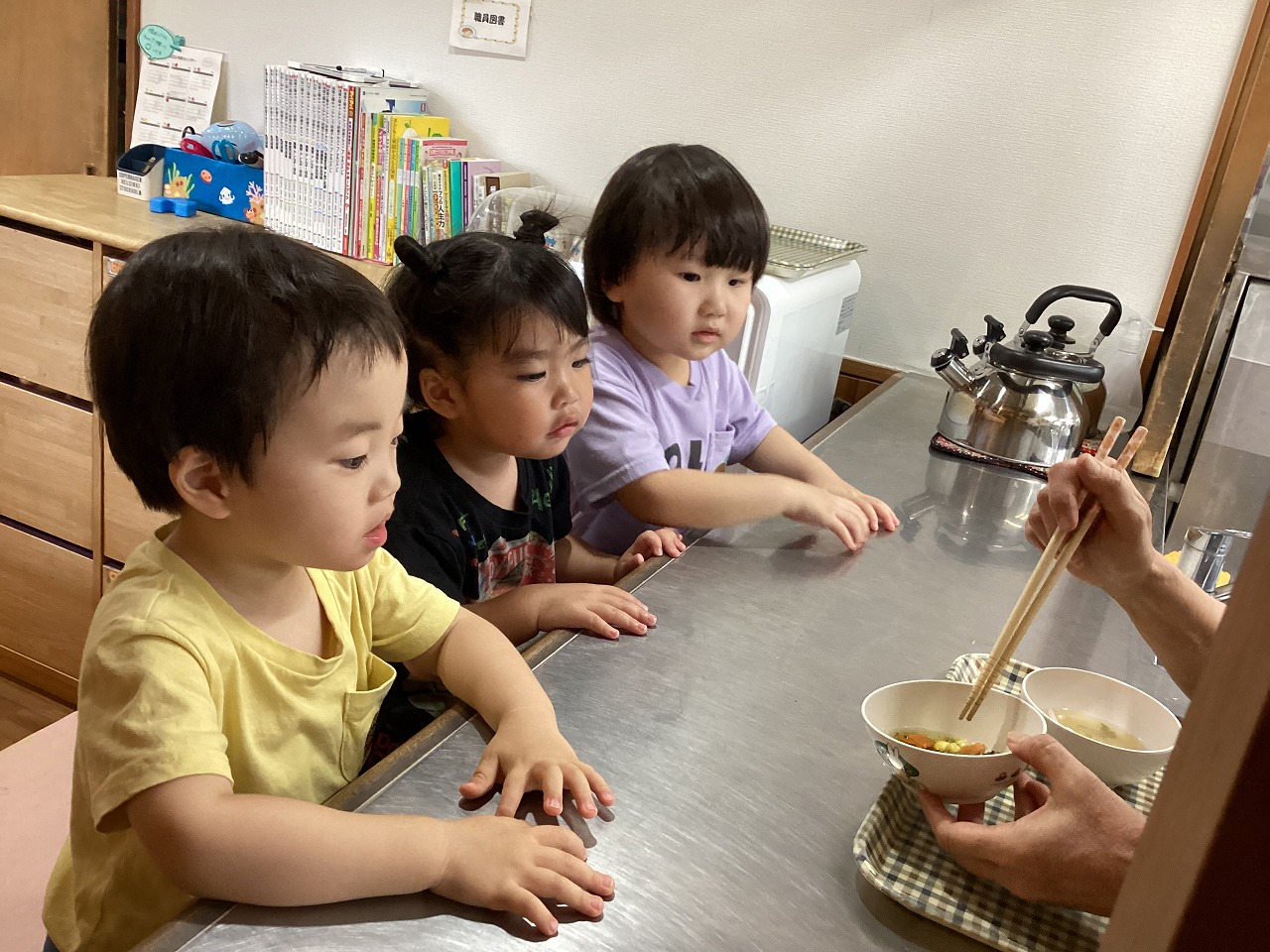 完成した汁物を見つめる姿