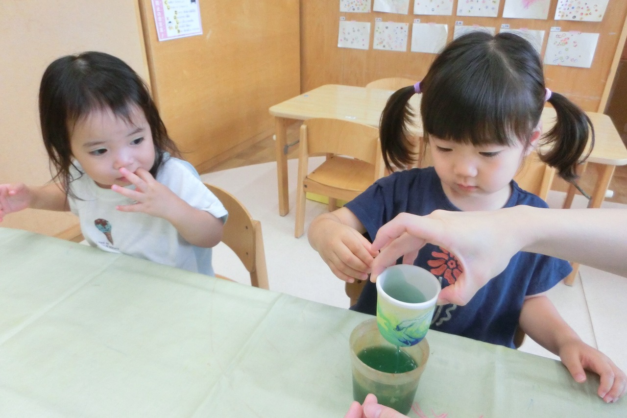 風鈴にマーブリング加工を施している様子