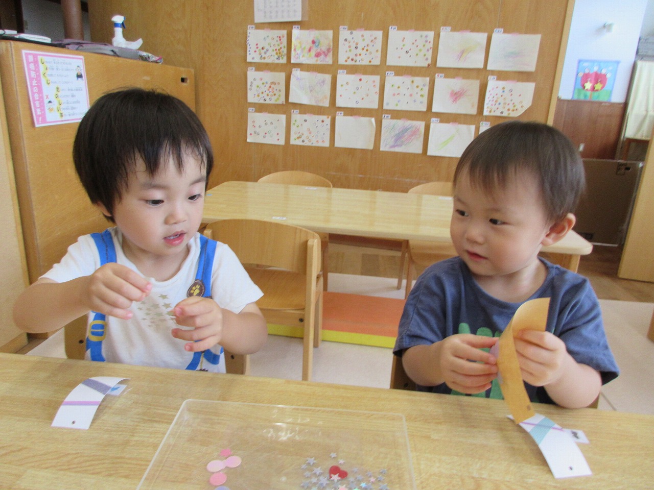 短冊にシール貼りをしている様子