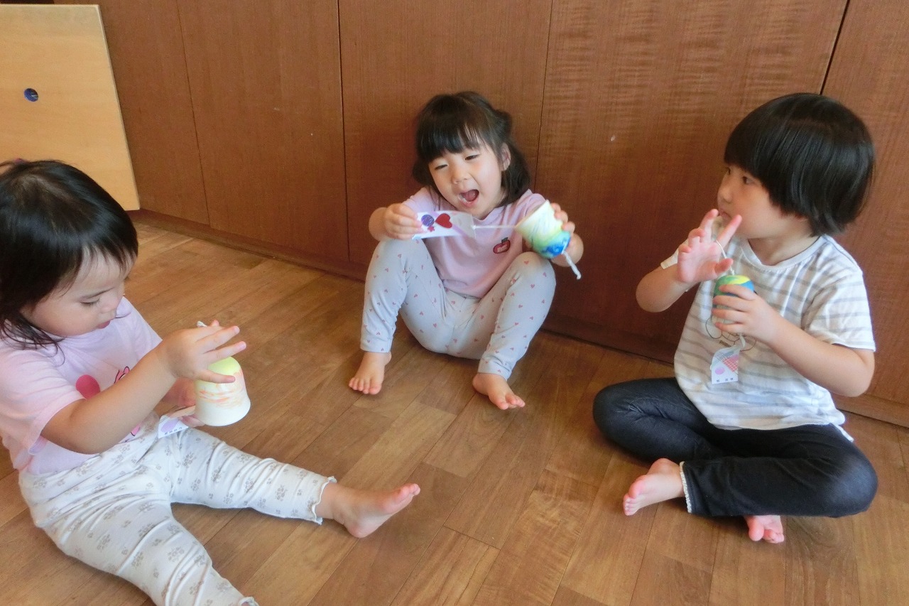 風鈴を鳴らしている様子